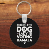 Deze kinderloze hondendame stemt Kamala-verkiezing Sleutelhanger (Voorkant)
