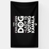 Deze kinderloze hondendame stemt Kamala-verkiezing Spandoek (Verticaal)
