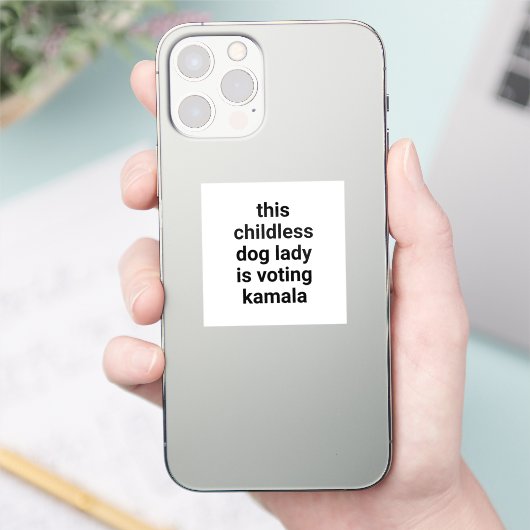 Deze kinderloze hondendame stemt kamala wit sticker (Telefoon)