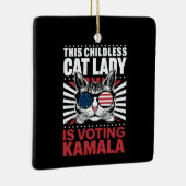 Deze kinderloze kattendame stemt Kamala 2024 Keramisch Ornament (Rechts)