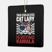 Deze kinderloze kattendame stemt Kamala 2024 Keramisch Ornament (Links)