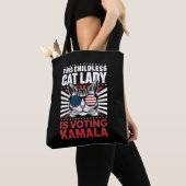 Deze kinderloze kattendame stemt Kamala 2024 Tote Bag (Dichtbij)