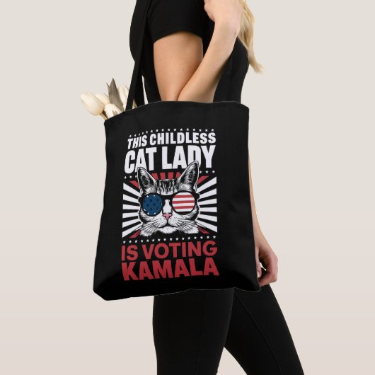 Deze kinderloze kattendame stemt Kamala 2024 Tote Bag (Dichtbij)