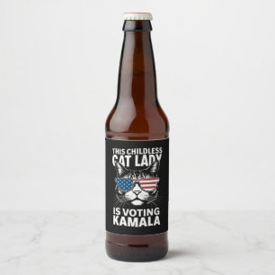 Deze kinderloze kattendame stemt Kamala-Harris 24 Bier Etiket
