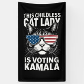 Deze kinderloze kattendame stemt Kamala-Harris 24 Spandoek (Verticaal)