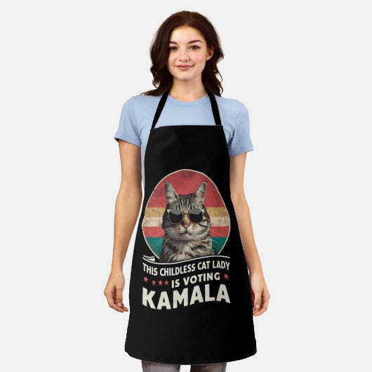 Deze kinderloze kattendame stemt Kamala Schort (Gedragen)