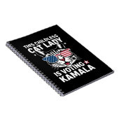 Deze kinderloze kattendame stemt Kamala-verkiezing Notitieboek (Rechterzijde)