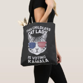 Deze kinderloze kattendame stemt Kamala-verkiezing Tote Bag (Dichtbij)