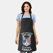 Deze kinderloze kattenvrouw stemt op Kamala bij de Schort (Gedragen)