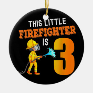 Deze kleine brandweerman is drie jaar oud. keramisch ornament