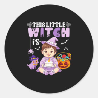 Deze kleine heks is 1 jaar verjaardag halloween ronde sticker
