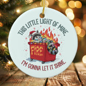 Deze kleine lichte wasbeer dumpster brand keramisch ornament