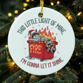 Deze kleine lichte wasbeer dumpster brand keramisch ornament