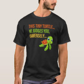 Deze kleine schildpad hij beoordeelt je enorm kled t-shirt (Voorkant)