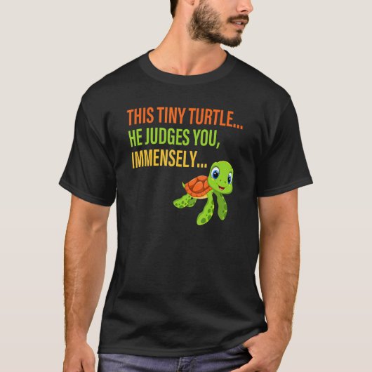Deze kleine schildpad hij beoordeelt je enorm kled t-shirt (Voorkant)