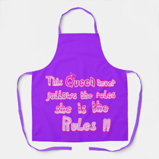 Deze koningin houdt zich nooit aan de paarse regel schort