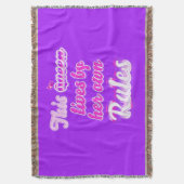 Deze koningin leeft volgens haar eigen regels deken (Voorkant Verticaal)