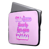 Deze koningin leeft volgens haar eigen regels Elec Laptop Sleeve (Voorkant Links)