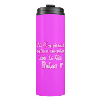Deze koningin volgt nooit het hete roze thermosbeker