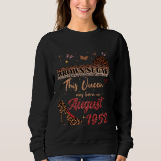 Deze koningin werd geboren in augustus 1952 Brown  Trui