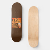 DEZE LEERKOPER HEEFT KOFFIE'S Coffieprijsopgave no Persoonlijk Skateboard (Voorkant)