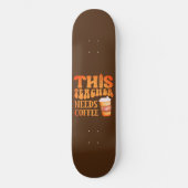 DEZE LEERKOPER HEEFT KOFFIE'S Coffieprijsopgave no Persoonlijk Skateboard (Voorkant)