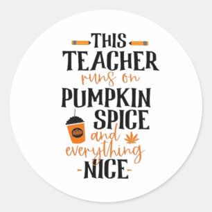 Deze leraar draait op pompoenkruid en alles ronde sticker
