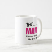 Deze mama draagt haar hart op haar Sleeve Koffiemok (Voorkant rechts)