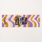 Deze mama draait op koffie & yoga retro golvend pa yogamat (Achterkant (horizontaal))