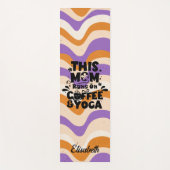 Deze mama draait op koffie & yoga retro golvend pa yogamat (Voorkant)