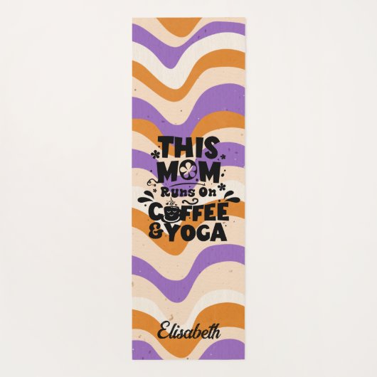 Deze mama draait op koffie & yoga retro golvend pa yogamat (Achterkant)