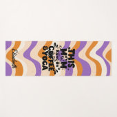 Deze mama draait op koffie & yoga retro golvend pa yogamat (Voorkant (horizontaal))