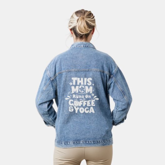 Deze mama draait op koffie & yoga stijlvolle witte denim jacket (Model)