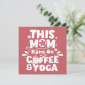 Deze mama loopt op Coffee & Yoga moeder Schattige (Staand voorkant)