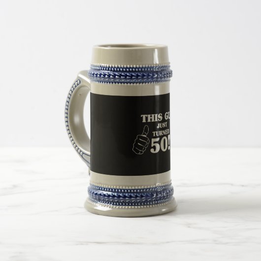 Deze man draaide net 50. bierpul (Voorkant links)