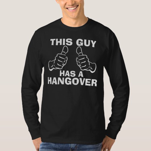 Deze man heeft een Hangover Trendy T-shirt (Voorkant)