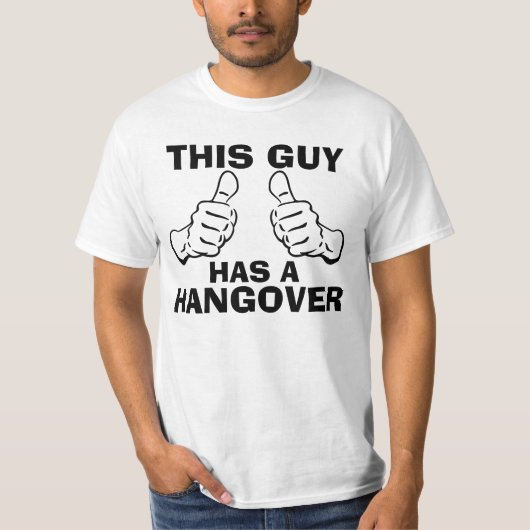 Deze man heeft een 'Hangover'-zin T-shirt (Voorkant)