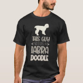 Deze man heeft een labradoedle Dog 1 nodig T-shirt (Voorkant)