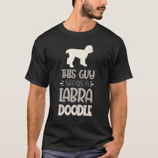 Deze man heeft een labradoedle Dog 1 nodig T-shirt