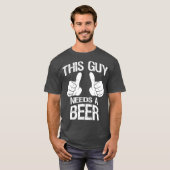 Deze man heeft een Mannen bier nodig Drink grappig T-shirt (Voorkant volledig)