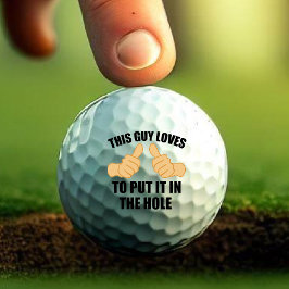 DEZE MAN HOUDT ERVAN OM HET IN DE HOLE TE ZETTEN GOLFBALLEN