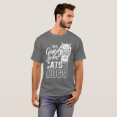 Deze man houdt van katten en honden kat Hondenlief T-shirt (Voorkant volledig)