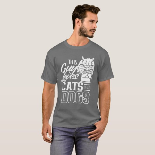 Deze man houdt van katten en honden kat Hondenlief T-shirt (Voorkant volledig)