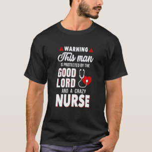 Deze Man Is Beschermd Door Goede Heer En Krankzinn T-shirt