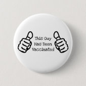 "Deze man is gevaccineerd" duimt Button omhoog (Voorkant)