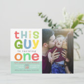 Deze man is het draaien van een verjaardagsfeestje kaart (Staand voorkant)