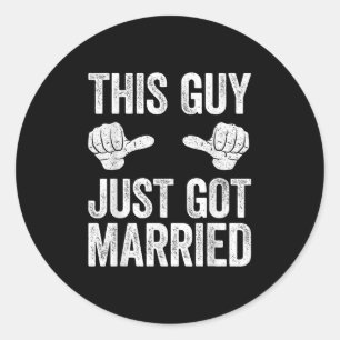Deze man is net getrouwd met bruidegom, net getrou ronde sticker