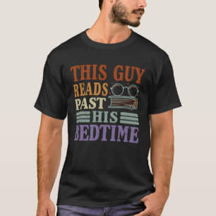 Deze man leest zijn bedboekje voorbij t-shirt