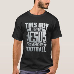 Deze man loopt op Jezus en Football T-shirt