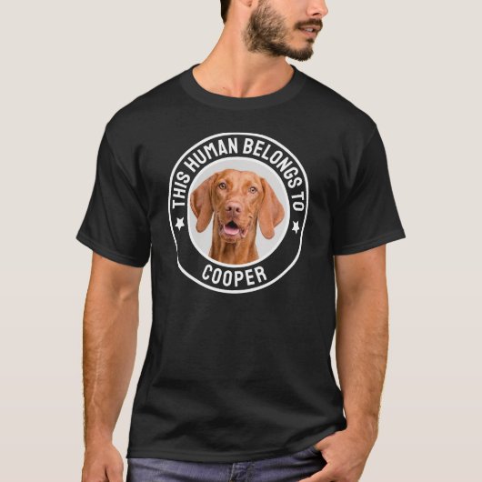 Deze mens behoort tot hond / kat naam, aangepaste  t-shirt (Voorkant)